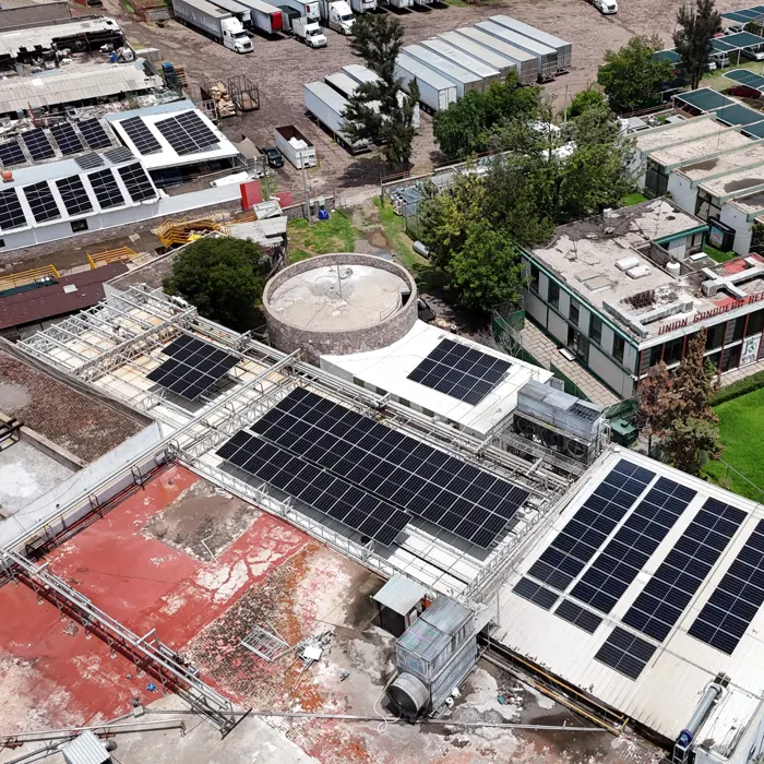 Paneles solares en azotea comercial