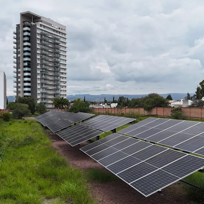 Paneles solares junto a torre residencial